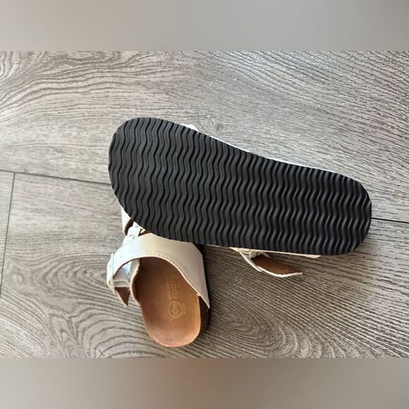 White Mountain footbed White and Brown Sandals NWOT - Picture 6 of 6